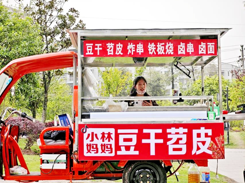 休摊3个月，换了新招牌，儿子下半年上学 摆摊筹款救子的“小林妈妈”从头出摊
