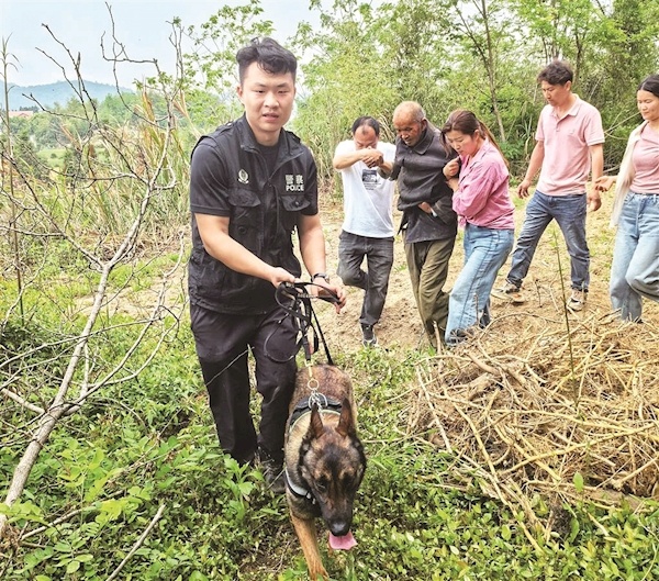 一名70岁的偏瘫男子爬上山上捡起水果，消失了