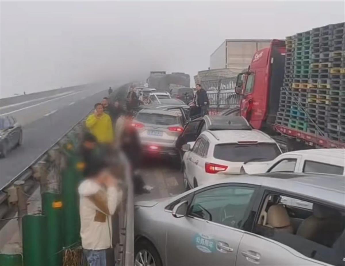 许多车辆在G65 Baomeo高速公路的Chongqing Shilong隧道