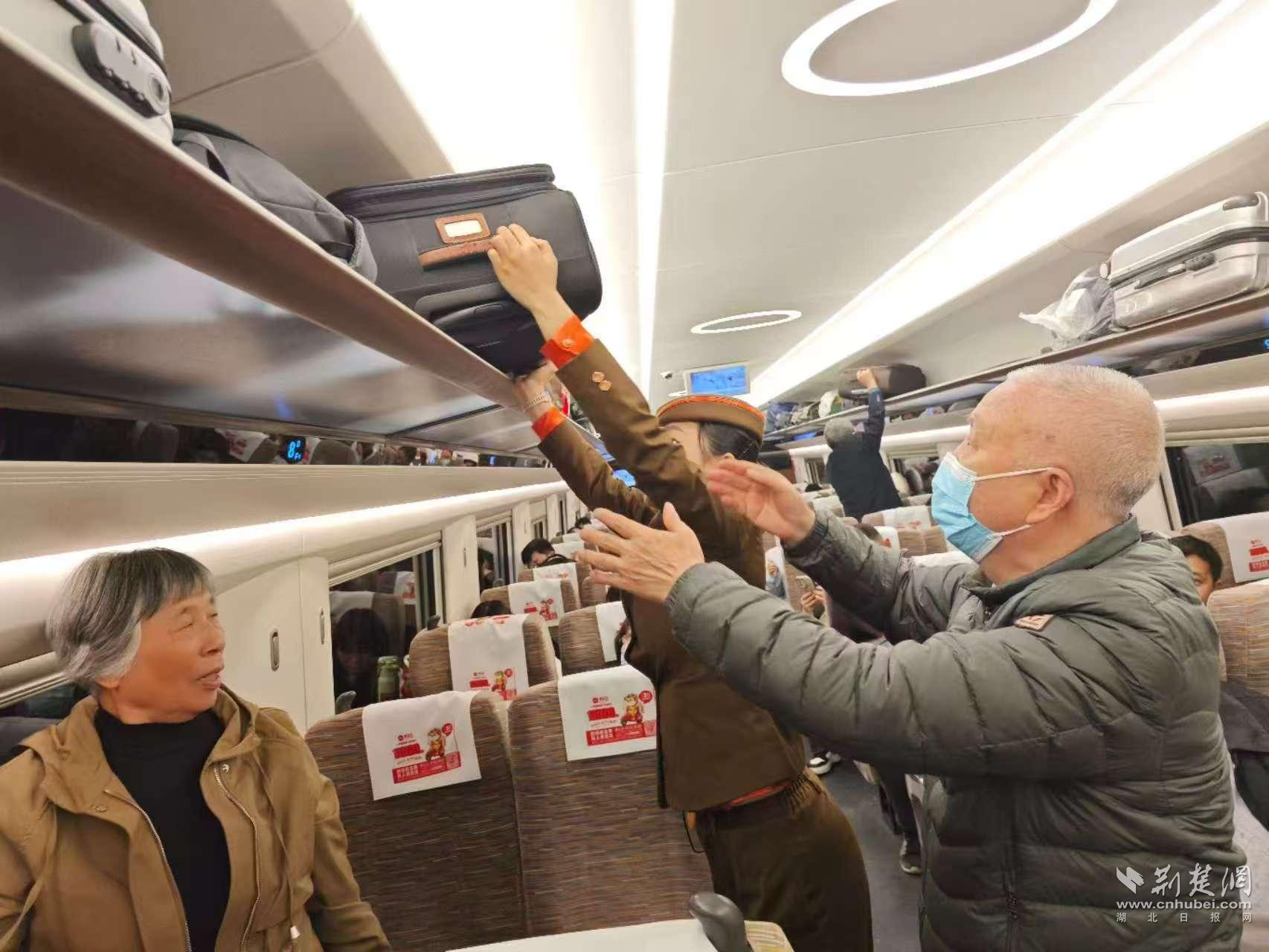 高速火车导体渴望帮助老年人，而热门旅程可提