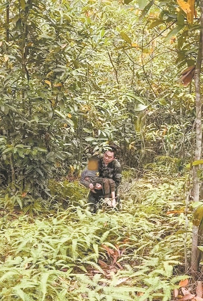 超过400人搜查并营救了6天和6个晚上。迷失的男孩