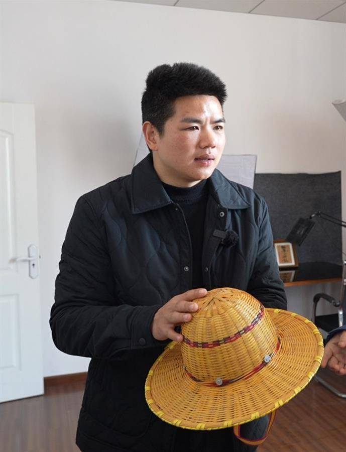 雷火竞技注册寻找小镇创业家㉘丨把竹文创搬上网络 带出60多名竹艺人 咸安小伙带乡亲们赚“竹”钱(图2)