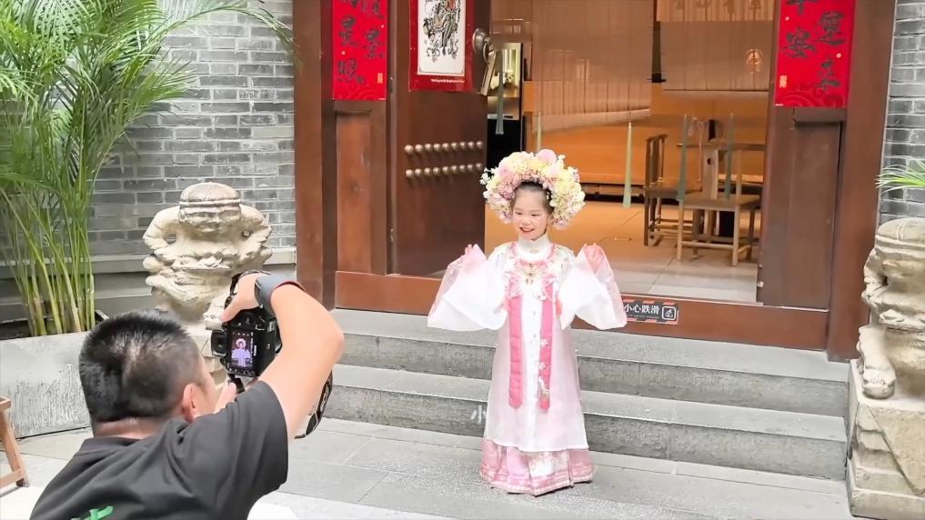 供需两边精准发力 消费市场亮点频现