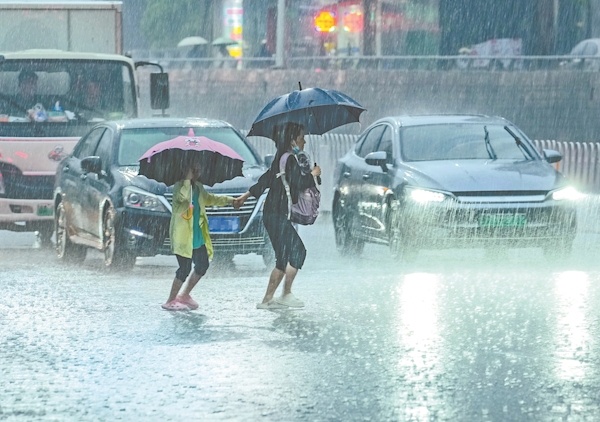武汉昨日大暴雨 周日重返25℃