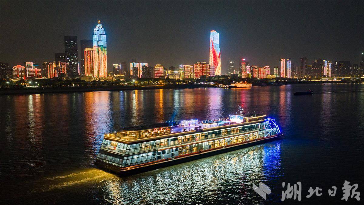 2025湖北文明旅行开展大会嘉宾夜游两江四岸 共度“武汉之夜”