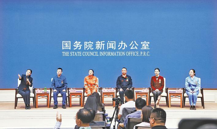 在17年中，农村运输司机邓兰州参加了国务院信息