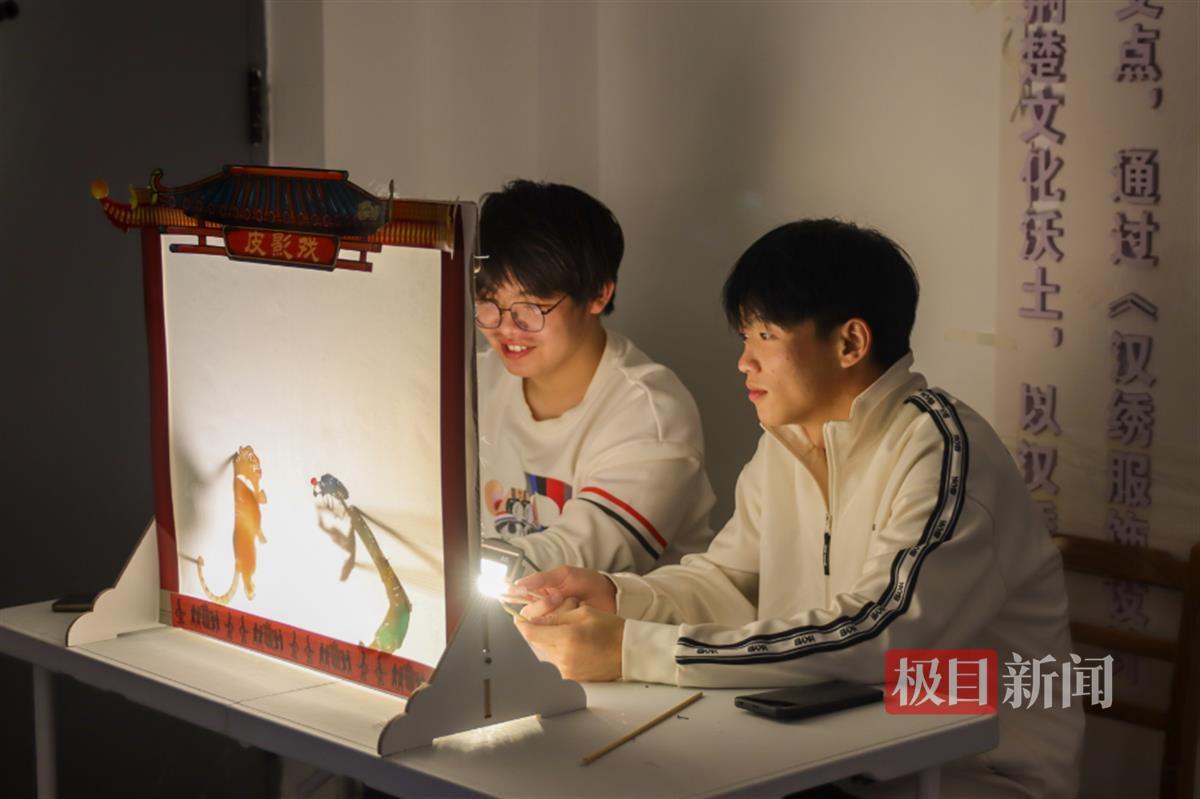 制作影子木偶并制作简短的戏剧，这群大