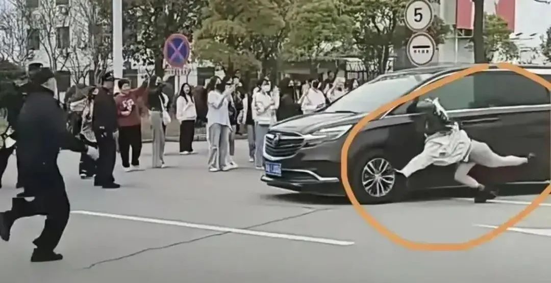太危险了！一个女人在机场追赶星星，冲上艺术