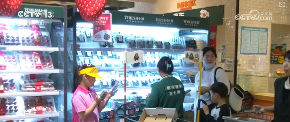 消费市场热度继续攀升 假期消费品供需两旺 小袋装、健康化产品走俏