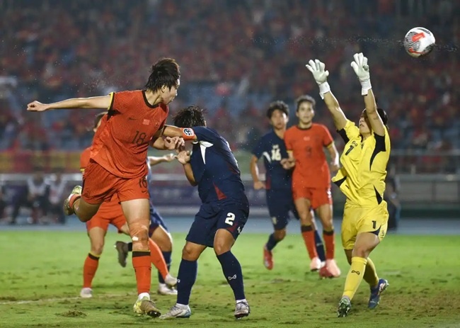 中国女子足球队以5-1击败泰国女子足球队，捍卫