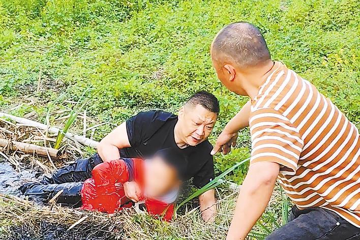 泥泞即将散布在这个11岁男孩的脖子上，警察跳上