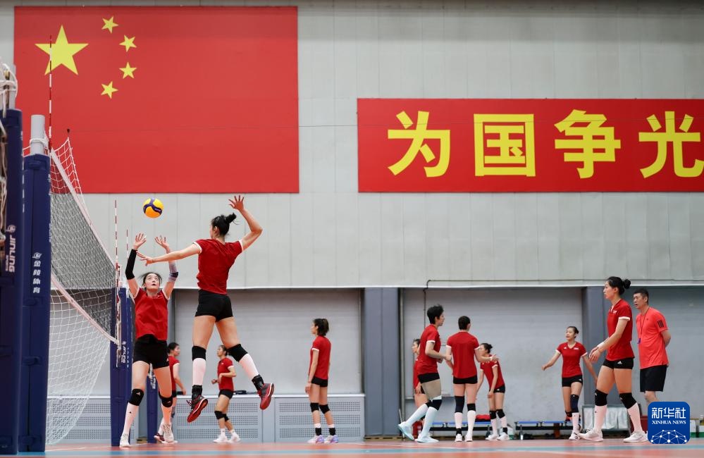 中国女子的新排球队在北京举行公开培训课程
