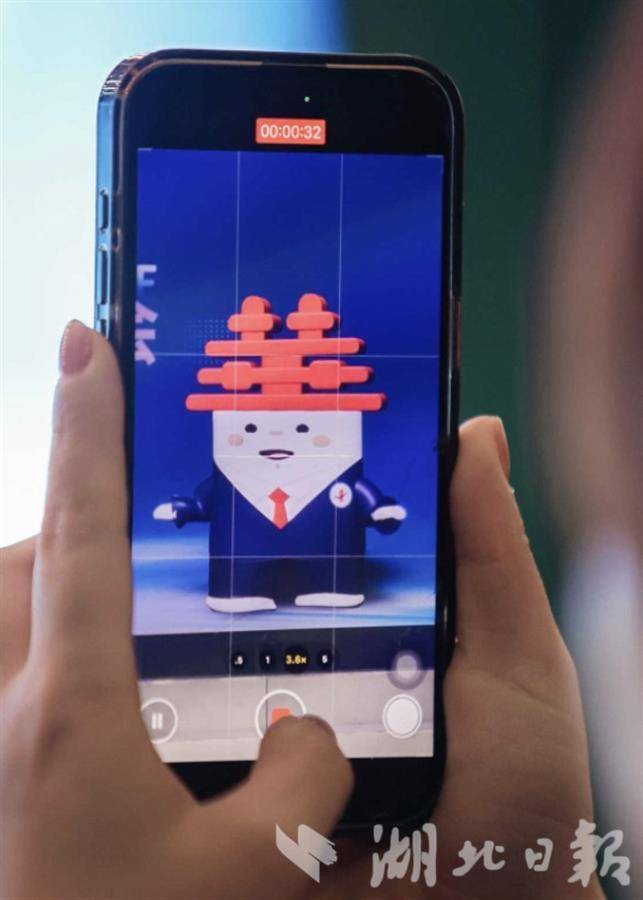 湖北省首个中学AI数字人“华小一”露脸 华中师大一附中携手华科大打造智能教育新标杆
