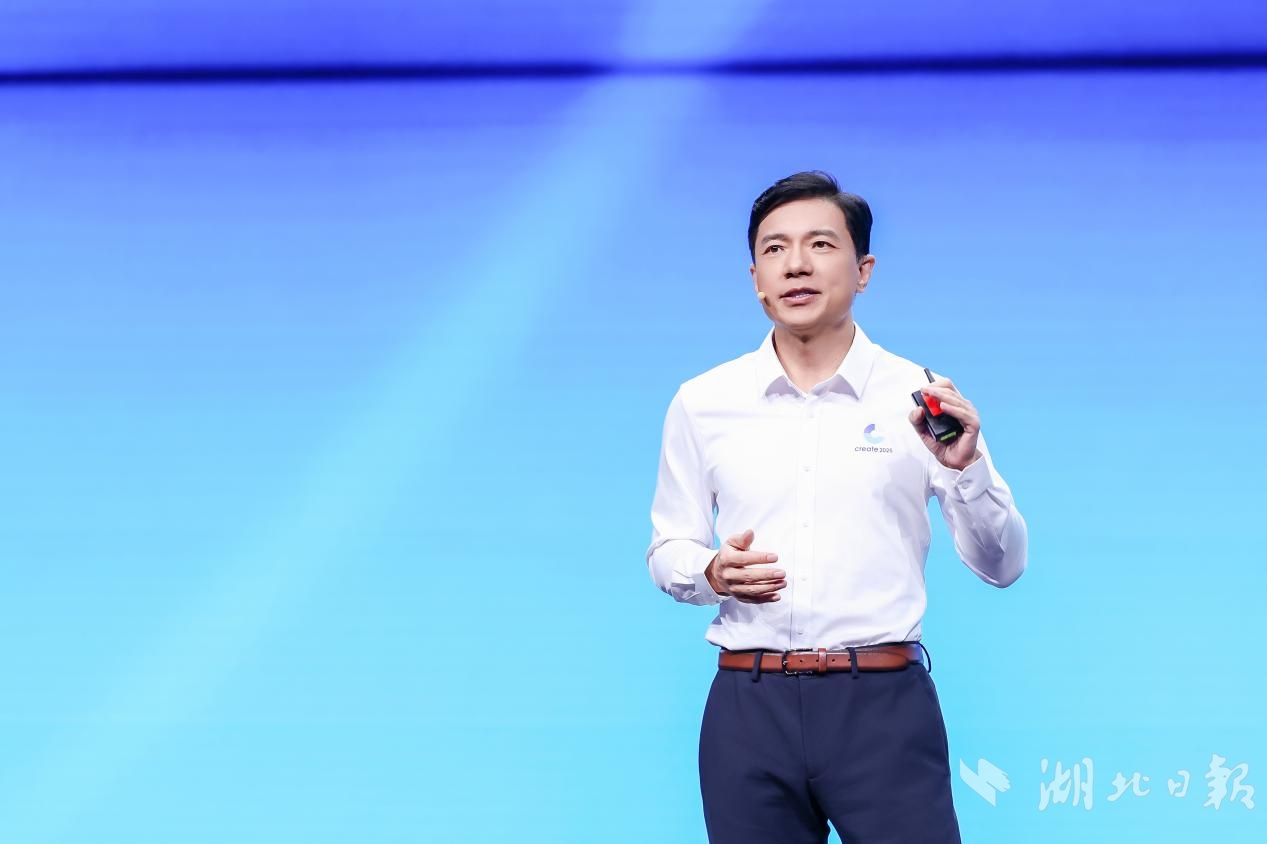 现在罗宾·李（Robin Li）出现在武汉（Wuhan），发