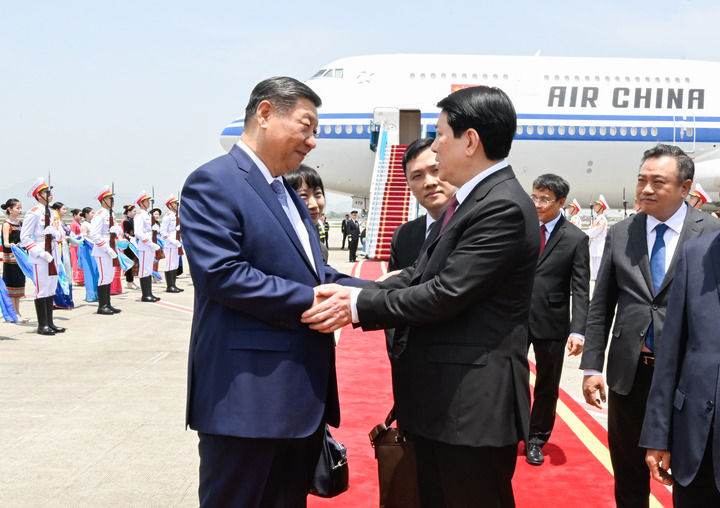 XI Jinping来到河内去访问越南州