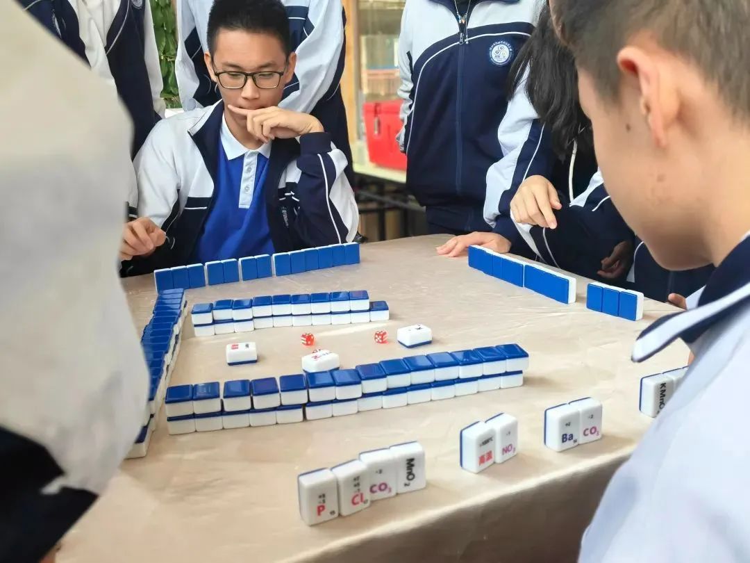 什么？初中学生是否在学校“玩Mahjong”一天？呢