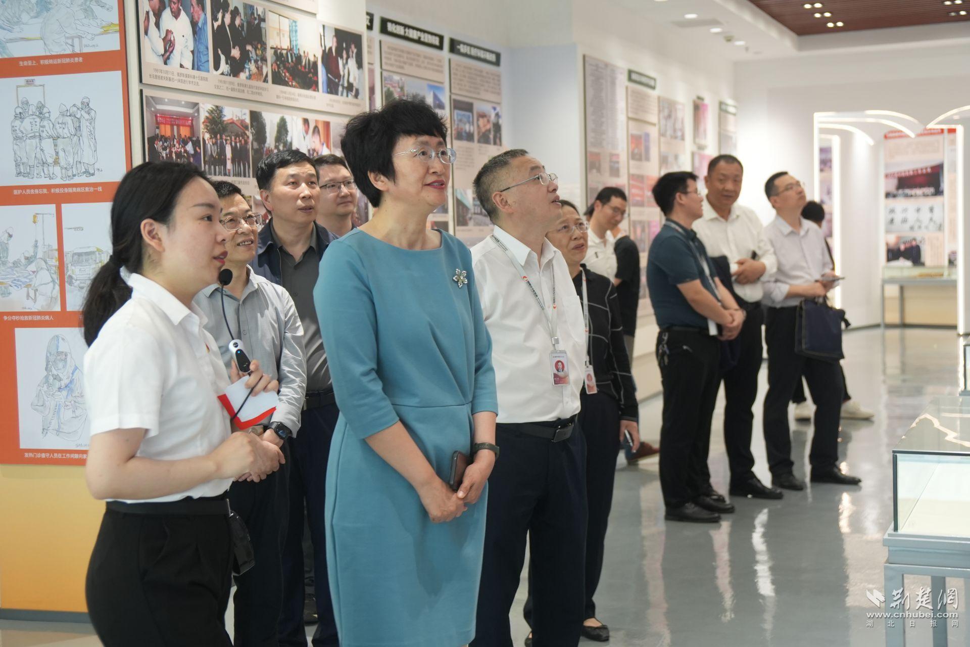 新疆生产和建筑团的第五师访问了琼斯传统中药