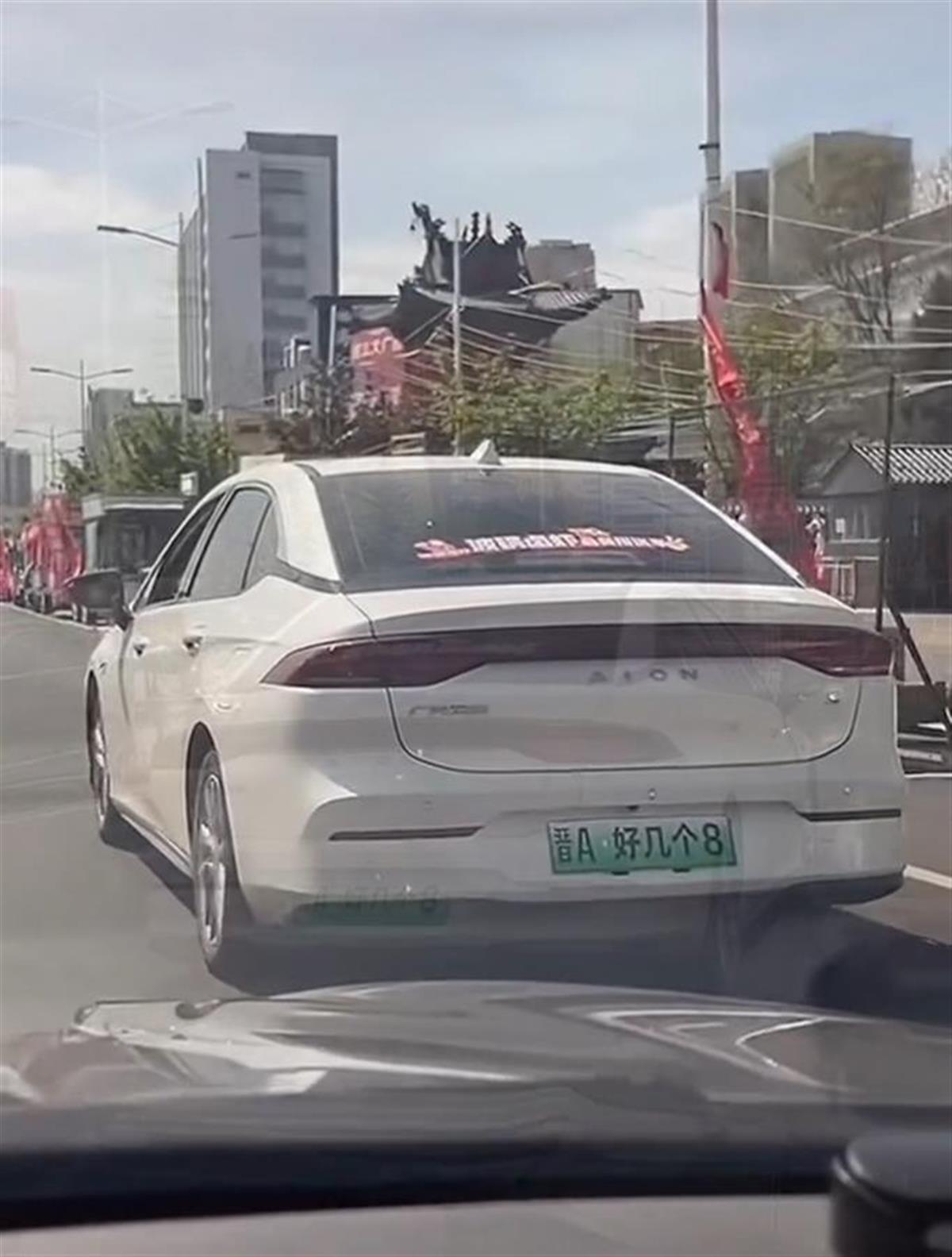 交通警察回答说，在台湾发现了“ Jin A，约8”车