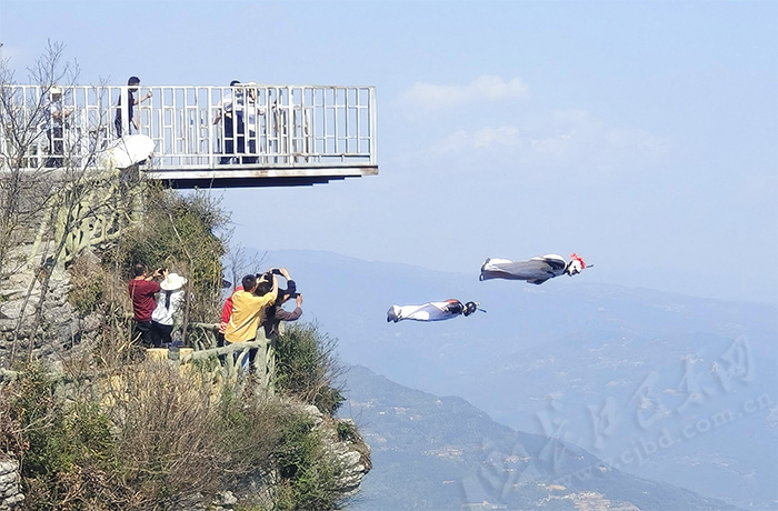 Shuibuya：“ Wingsuit Flying Man”将再次出现在青木河的岸边