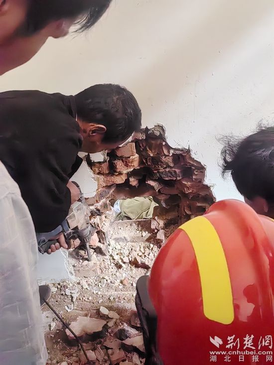 一个200磅重的人意外地挂在墙上的裂缝上，原因