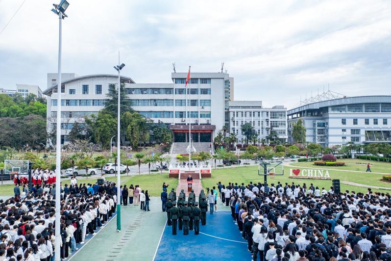 Hubei师范大学在学校庆祝活动52周年举行了每日举