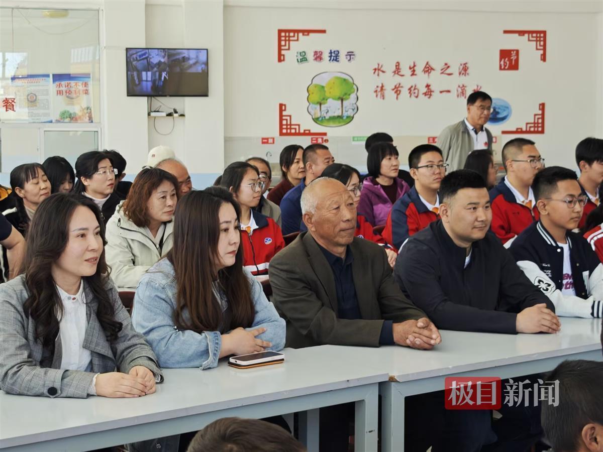王杰亲朋齐聚观看神二十出征，高中班主任：他数学和物理成果优异，高考填写航空航天专业的希望激烈