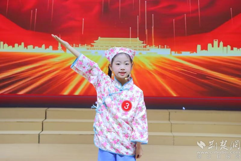 来自香港县的幼儿园的可爱婴儿直接变成“小红