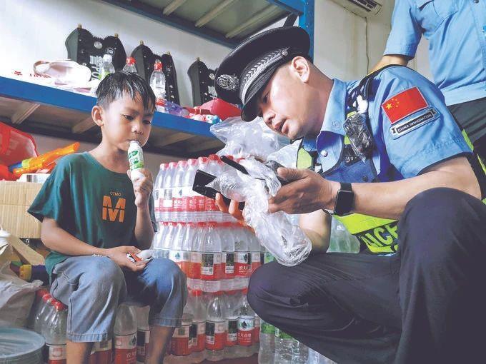 可太忙了！泼水节民警2小时“捡”12娃