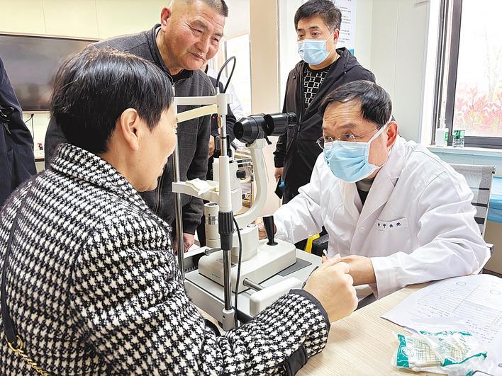 眼科医生连续17年免费回到家乡。 “村民的可信