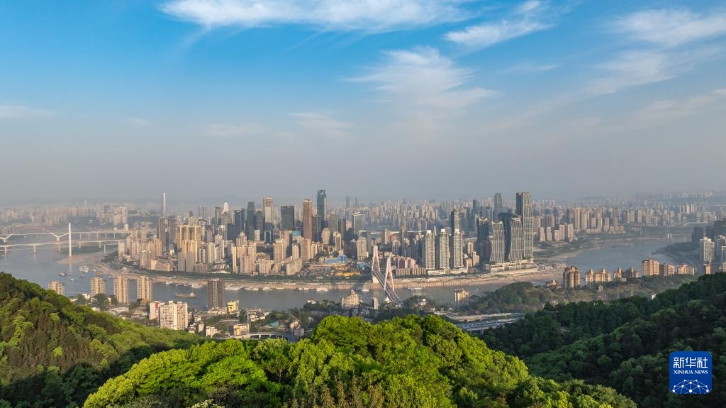 飞往中国丨重庆：增强城市的外观并展示山脉和