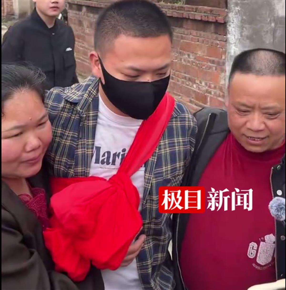 21年后，“梅姨妈”中被绑架的孩子郑本穿着一朵