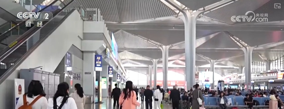 乘客在五月假期里旅行的精致和热情的服务，一