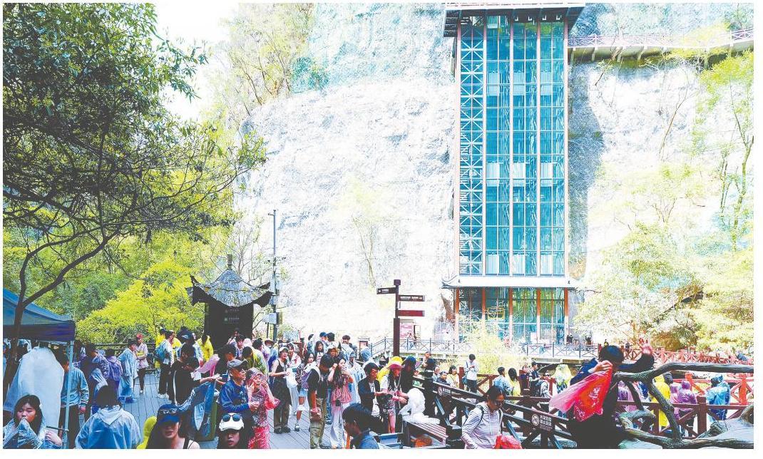 乘电梯看瀑布。令人惊叹的区