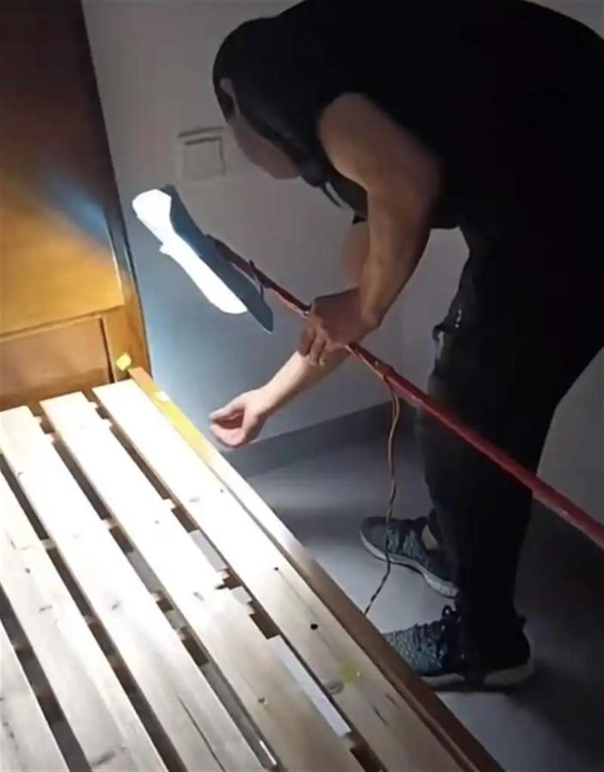 极目锐评丨台灯有灰锅碗瓢盆不在原位拒退押金拿什么来惩治恶房东？(图1)