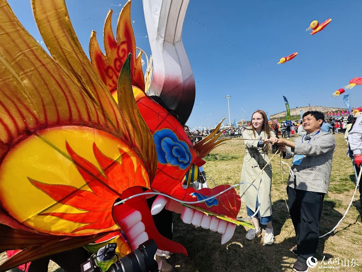 开设了42个Weifang International Kite Fair，来自世界各