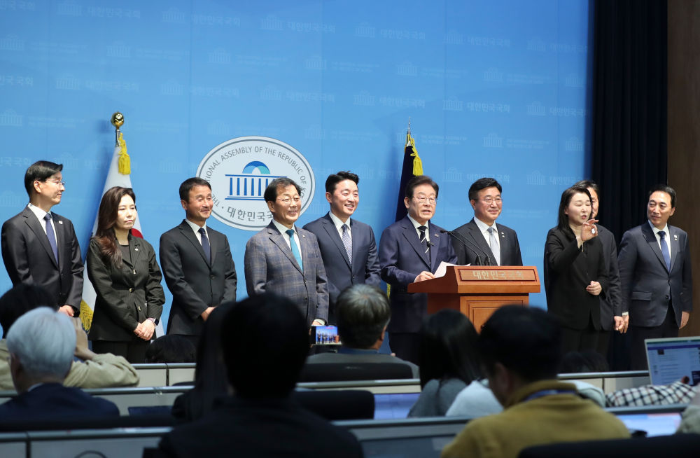 韩国民意测验显示李·梅·梅的领先优势