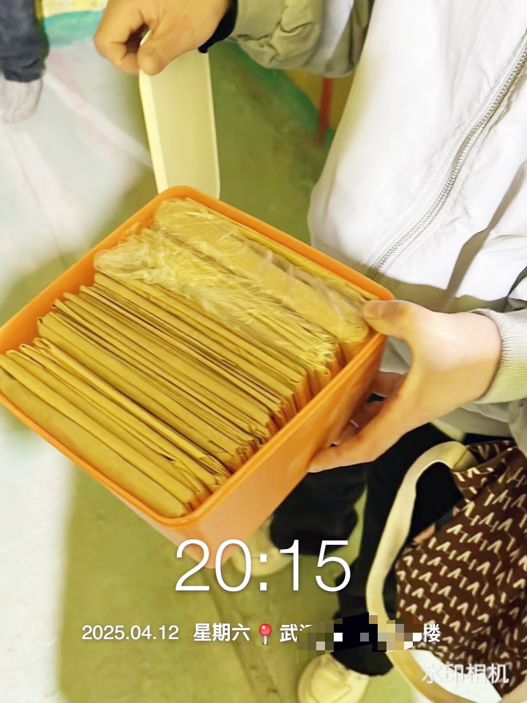 在修理旧房子期间，从天花板上拆除了100,000元的