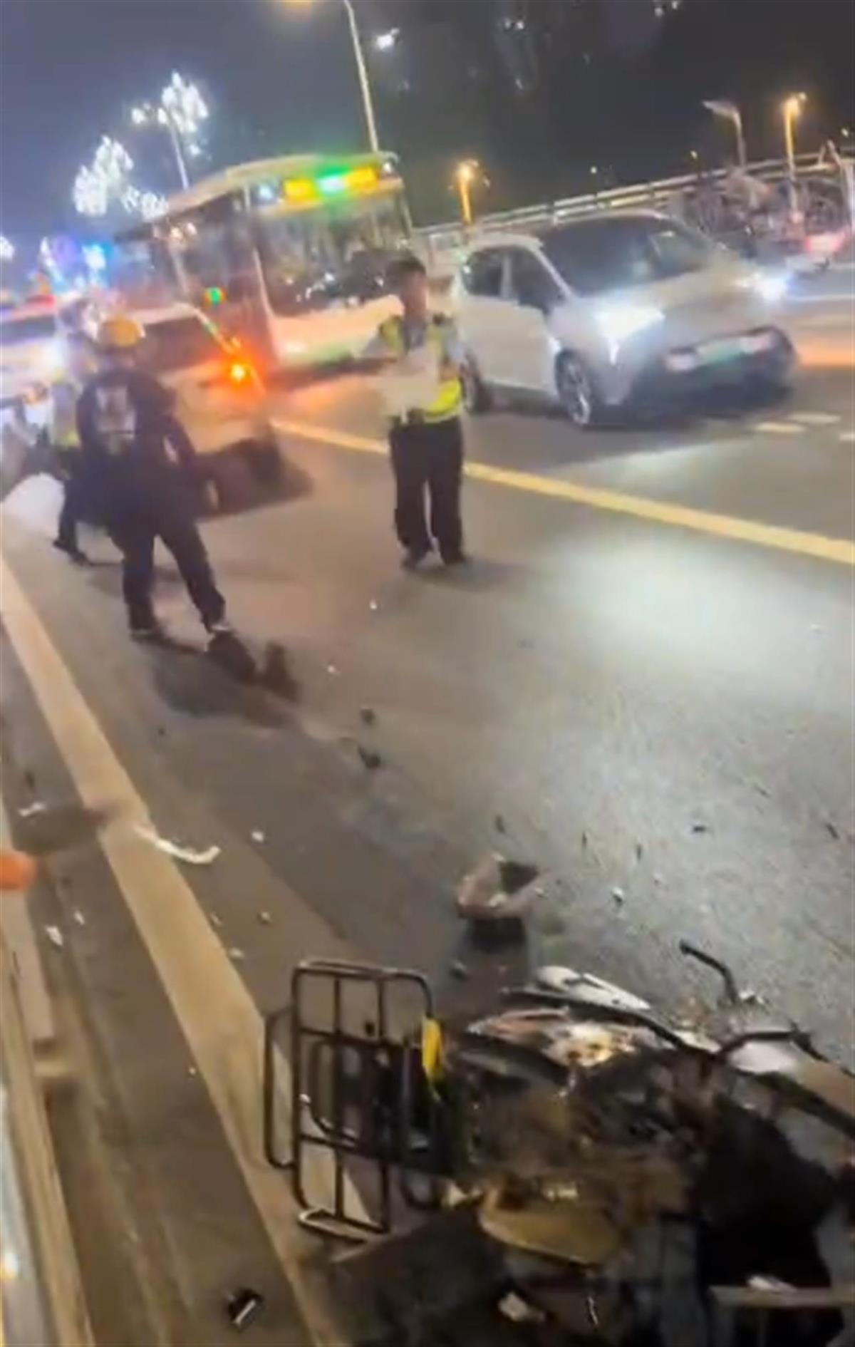 宜宾长江大桥车辆撞倒外卖骑手致1人受伤，司机被操控后用衣服蒙住自己头部