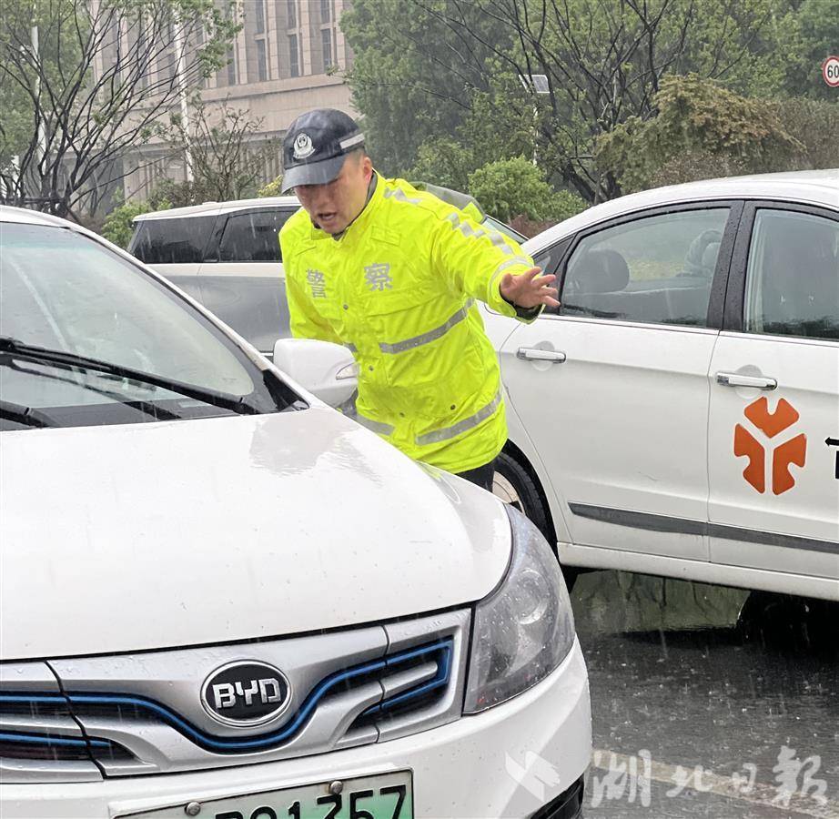 大雨和强风越来越大，武汉交通警察仍在他们的