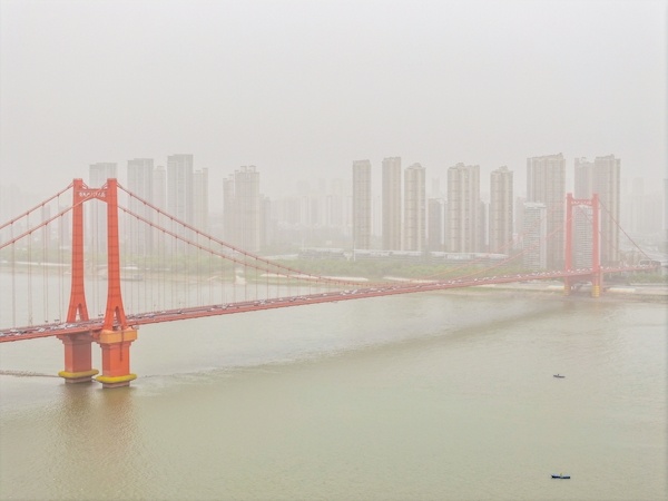 当沙尘暴经过时，风速削弱了，昨晚武汉城市地
