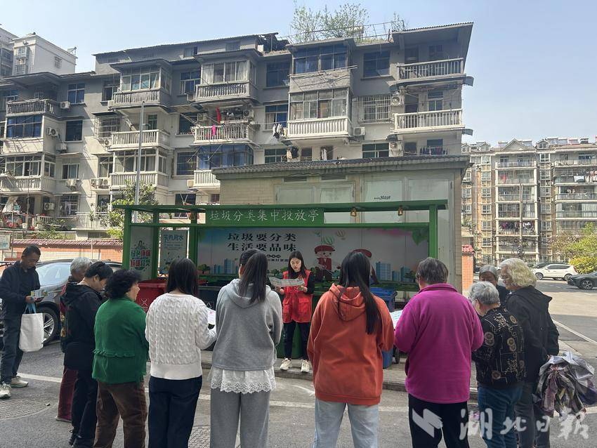 星空体育网址黄石港区天虹社区与物业携手推进“净桶行动”(图1)