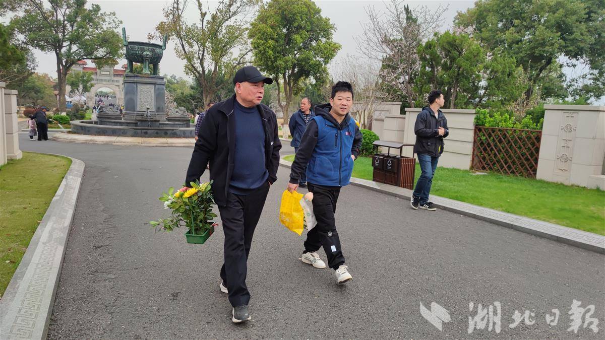 武汉的所有墓地都欢迎崇拜的高潮，花朵和黄色