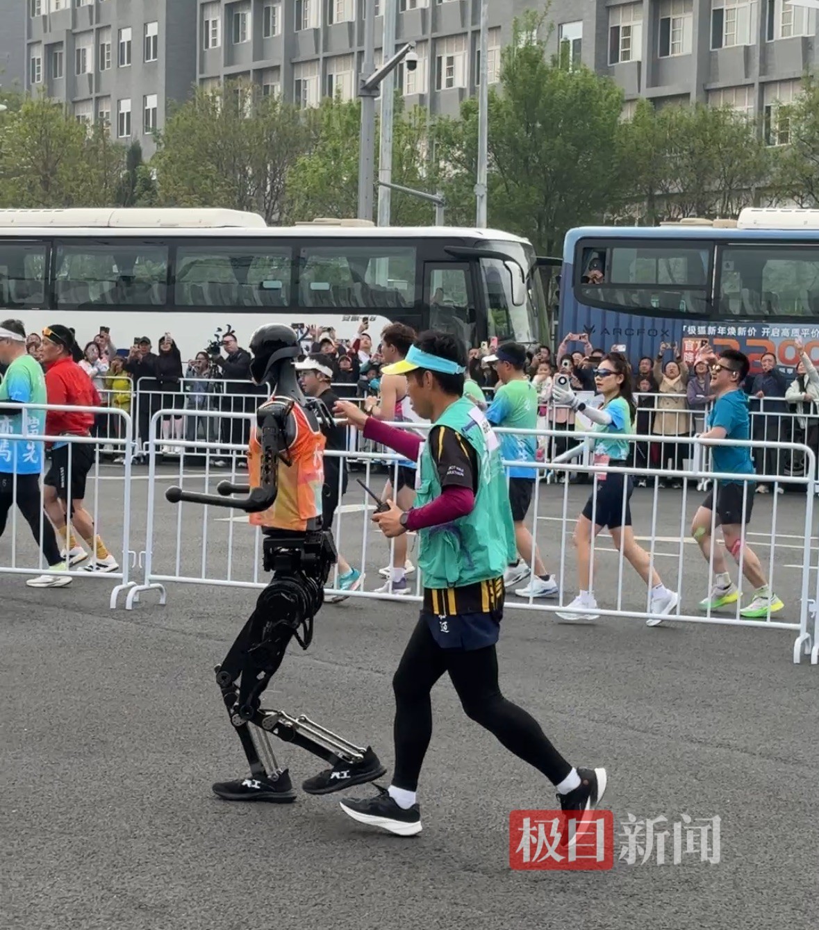 人类和人形机器人共跑的半程马拉松在北京鸣枪起跑