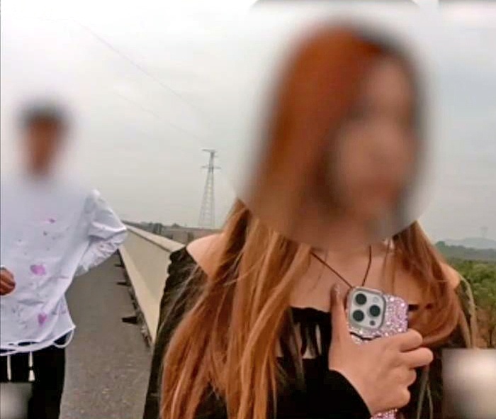 当男人与女友战斗时,汽车照亮了。警察急忙鼓