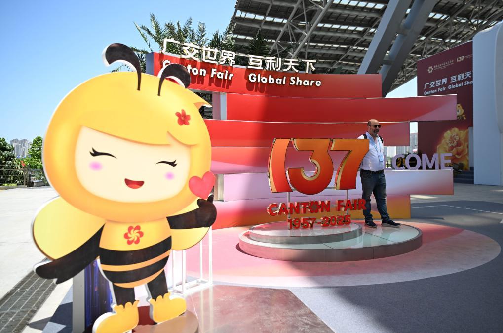 中国和外国公司在国际贸易展览会上拥抱“中国