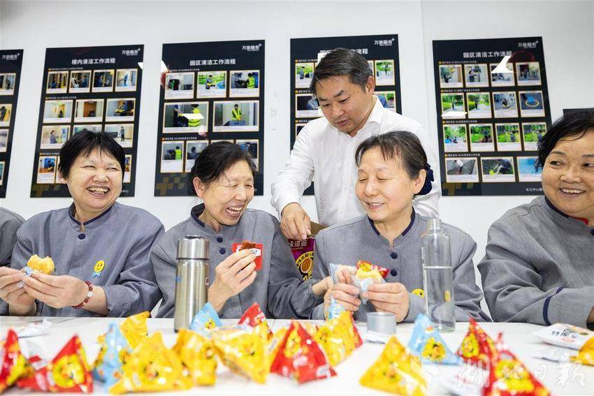 女士的清洁将在休息室举行“五月”茶会