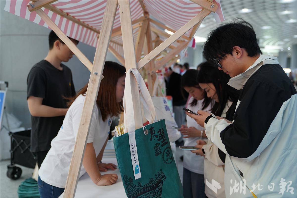 在文化中前往中国丨获得读者的证书来摘下电子