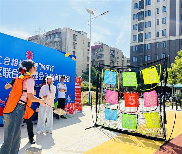 青年职工们在现场体验“羽毛球飞盘”游戏.jpg.jpg
