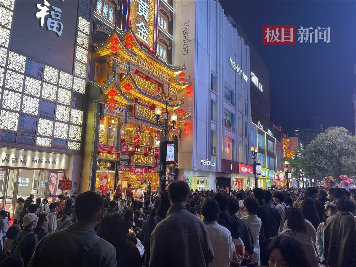 武汉推出了“人们跟随人群”模式，而街头面包