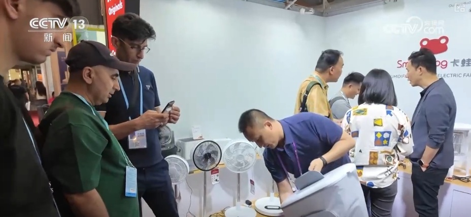 JN江南平台“自主创新+品牌升级”成参展商“生意经” 小展柜撬动“大生意”(图8)